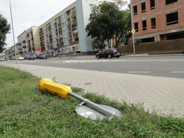 Jakiś nieuważny kierowca samochodu ponownie zniszczył znak na wysepce w ulicy 25 Czerwca w Radomiu.