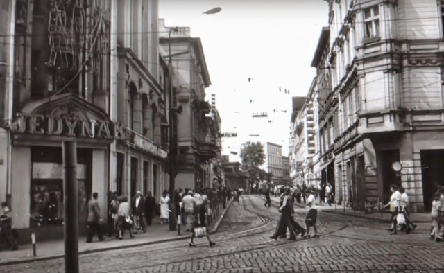 Ulica Gdańska wcześniej była Alejami 1 Maja, a w czasie okupacji hitlerowskiej... Adolf-Hitler-Straße. Z kolei Plac Teatralny był dawniej Placem Zjednoczenia. A jak to wygląda w przypadku innych ulic?

Szczegóły na kolejnych slajdach >>>