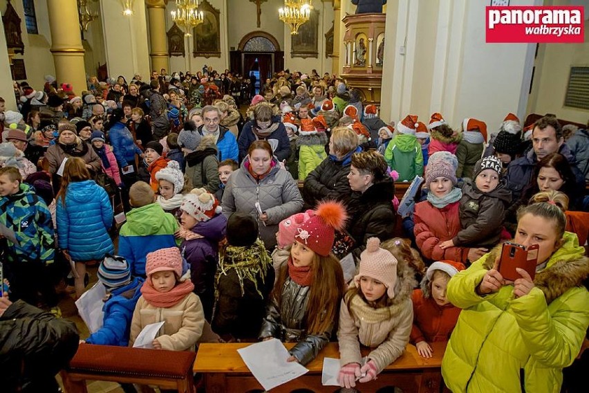 Święty Mikołaj tradycyjnie już zjawił się także w kościele, w wałbrzyskiej dzielnicy Biały Kamień 