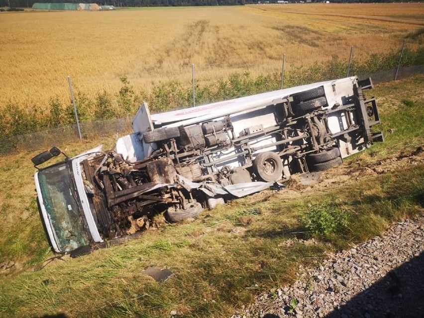 Wypadek na S8 w Łasku. Ciężarówka przebiła bariery i spadła ze skarpy ZDJĘCIA