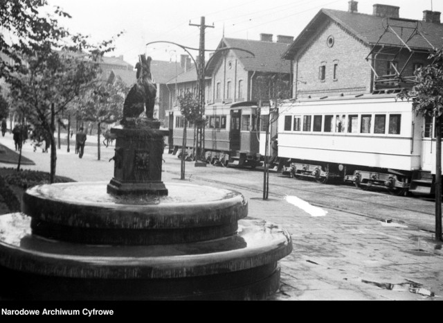 Tramwaj na ul. 3 Maja - na pierwszym planie ozdobna fontanna, z prawej widoczne domy kolejowe. Rok: 1933.

Zobacz kolejne zdjęcia. Przesuń zdjęcia w prawo - wciśnij strzałkę lub przycisk NASTĘPNE