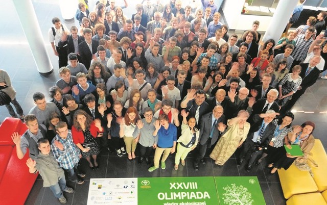 Wspólne zdjęcie uczestników Olimpiady Wiedzy Ekologicznej w Katowicach