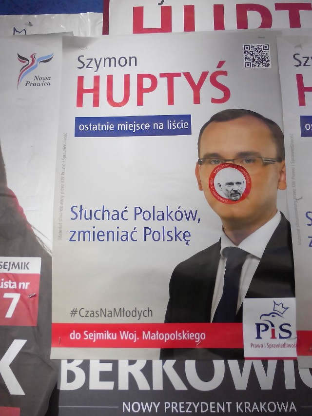 "Karny Korwin" zalepił twarz Szymona Huptysia z PiS