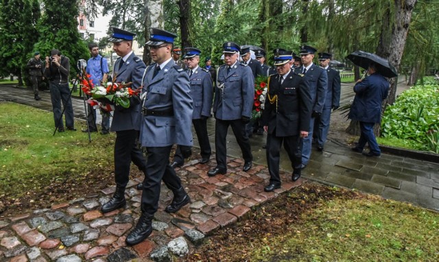 Jest największą w mieście wojenną nekropolią. Kryje prochy ponad 1200 osób zamordowanych w wielu miejscach, m.in. w Bydgoszczy, Tryszczynie, Fordonie. Mowa o Cmentarzu Bohaterów. Pierwsze pochówki ofiar, których szczątki ekshumowano z cmentarza przy ul. Szubińskiej, odbyły się tu 1 grudnia 1945 r. Kolejny manifestacyjny pogrzeb był w maju 1947 r., po ekshumacjach w Dolinie Śmierci. Obok imiennych i bezimiennych mogił jest na tym cmentarzu również symboliczna tablica, wykonana przez artystę rzeźbiarza Piotra Trieblera, która upamiętnia Żydów; jest urna z prochami ofiar, zamordowanych w niemieckich obozach zagłady. Szczególnie bliska mieszkańcom jest ściana pamięci z nazwiskami 50 żołnierzy Bydgoskiego Batalionu Obrony Narodowej, rozstrzelanych przez Wehrmacht 22 września  1939 r. we wsi Boryszew k. Sochaczewa (na zdjęciu). Są też symboliczne mogiły: dwóch prezydentów miasta - Leona Barciszewskiego, zamordowanego 10 listopada 1939 r., i Bernarda Śliwińskiego, który zmarł w niemieckim obozie jenieckim, członków zarządu Straży Obywatelskiej, w tym ks. kan. Józefa Schulza, zamęczonego w obozie w Buchenwaldzie. W tym miejscu, od 2014 r. oddawany jest hołd ofiarom niemieckiej dywersji (wtedy odsłonięto tablicę). Wczoraj, mimo ulewnego deszczu, w uroczystości uczestniczyło wiele osób. Nie zabrakło kombatantów, przedstawicieli władz miasta i województwa, wojska, związków harcerskich. Obecne były rodziny ofiar. 


Info z Polski - 31 sierpnia.

