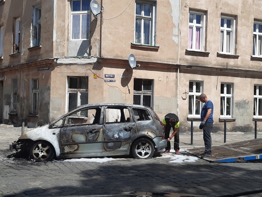 Na Przedmieściu Oławskim we Wrocławiu spłonął samochód [ZDJĘCIA]
