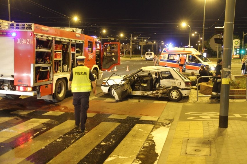 Wrocław: Wypadek na skrzyżowaniu Bardzkiej i Armii Krajowej (ZDJĘCIA)