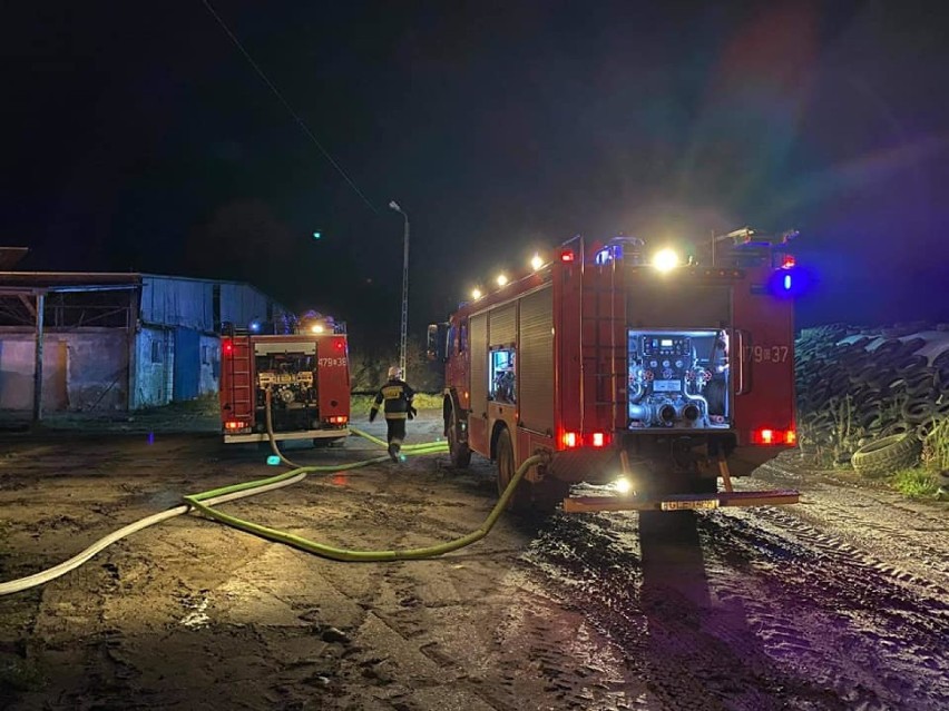 Pożar magazynu w Janowicach. Na miejscu działało 15 jednostek straży pożarnej