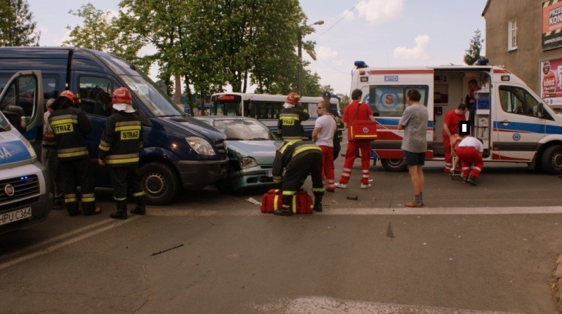 Wypadek na ulicy Piastowskiej w Krotoszynie - bus wiozący dzieci zderzył się z samochodem osobowym.