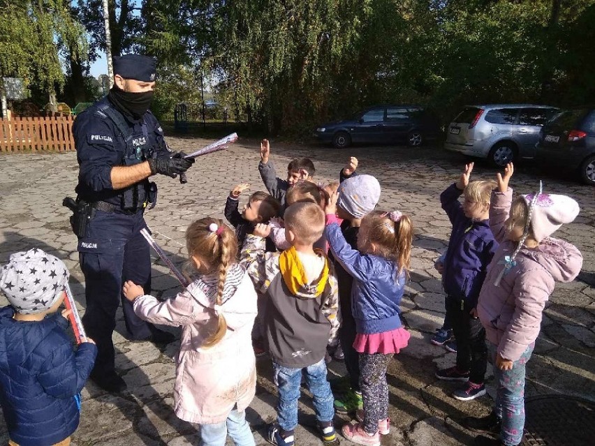Policjant uczy przedszkolaków