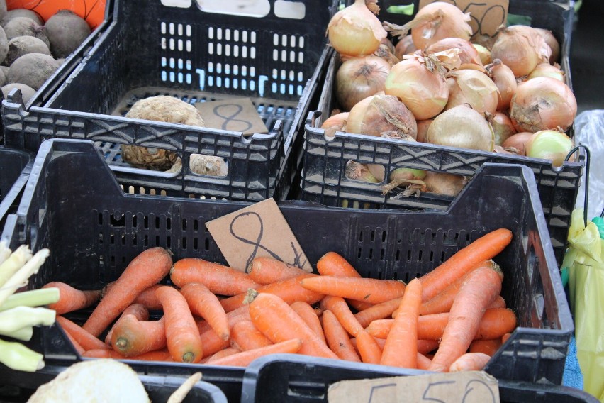 Truskawki, rabarbar, młode ziemniaki na targowisku w Wieluniu ZDJĘCIA, CENY