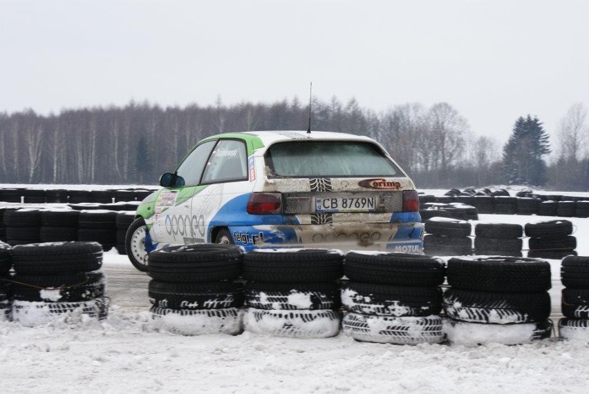 Motul Rallyland Cup 2012. 48 załóg na lotnisku w Lipce