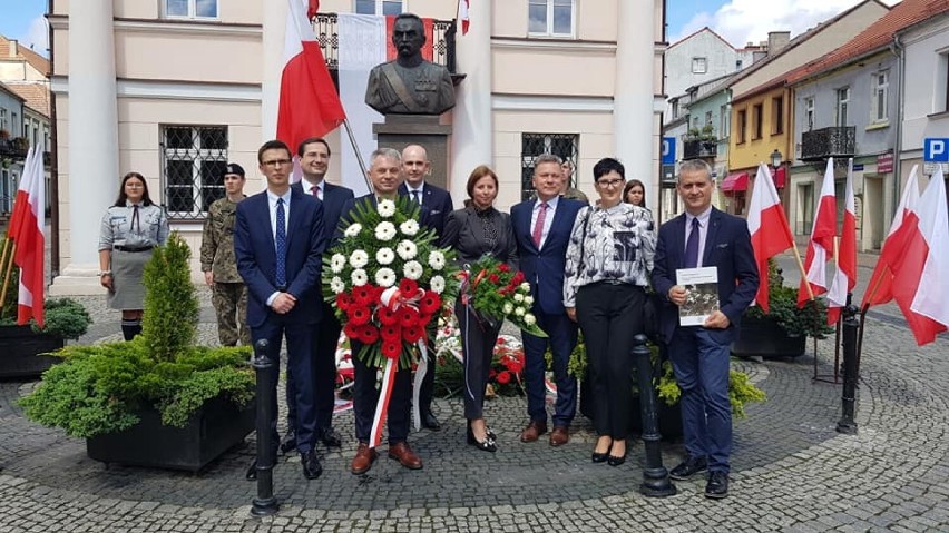 Uroczystości pod popiersiem Józefa Piłsudskiego