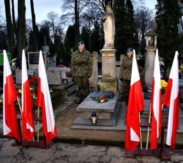 Warta honorowa przy grobie kpt. Wojciecha Feliksa Zarzyckiego.
Fot. Mariusz Reczulski