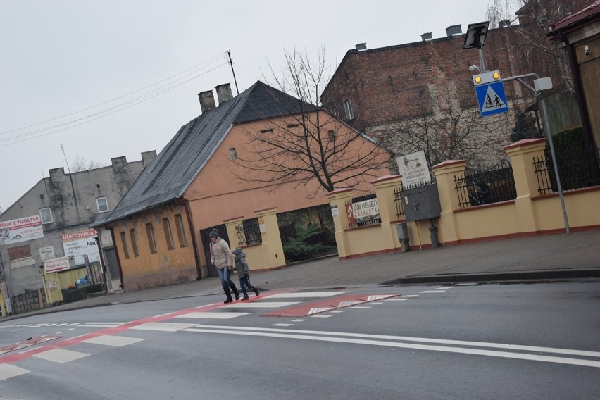 Progi zwalniające i nowe znaki na przejściu dla pieszych przy bazylice [zdjęcia]