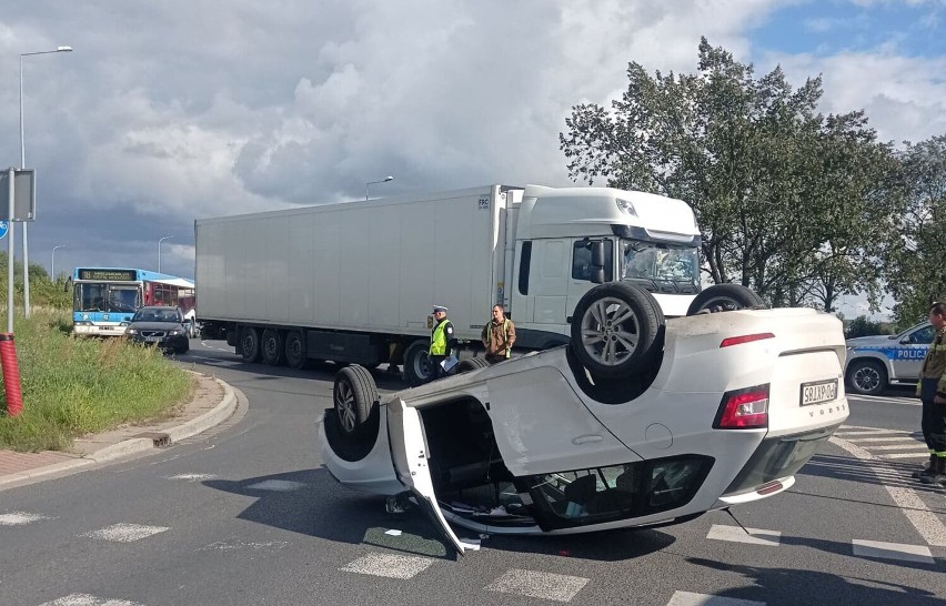 Legnica: Wypadek na Rondzie Bitwy Legnickiej, jedna osoba poszkodowana