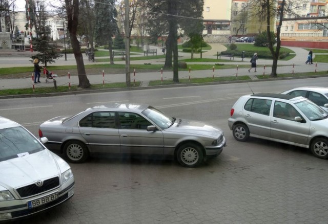 Kierowca bmw zajął dwa, a może nawet trzy miejsca parkingowe