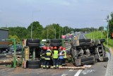 Wypadek tira na S52 w Bielsku-Białej. Przewrócona ciężarówka i drewniane bale na drodze [ZDJĘCIA]