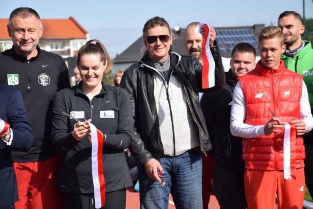 Sportowcy przecinają wstęgę na stadionie w Oleśnie, od prawej: Jacek Wszoła, Anna Wloka, Janusz Trzepizur i Marek Mucha.