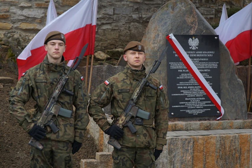 Odsłonięto pomnik żołnierzy Armii Krajowej w Brzostku [ZDJĘCIA]