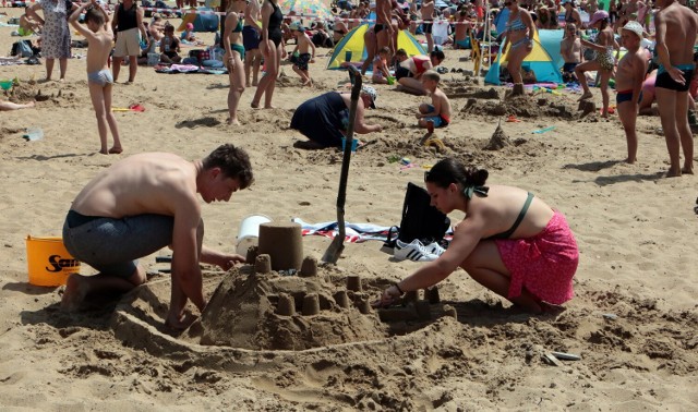 Ok. 20 drużyn wystartowało w konkursie budowania zamków z piasku na plaży MORiW-u nad Rudnikiem w Grudziądzu
