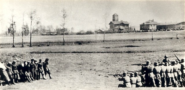 Egzekucja ofiar faszystowskiego terroru na Kopcu, fotografia z muzealnego archiwum
