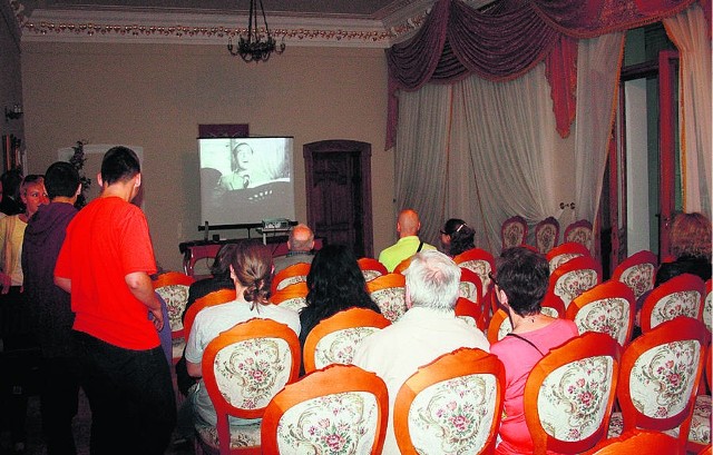 W sali ślubów w Pałacu Schoena odbywają się też różne imprezy kulturalne