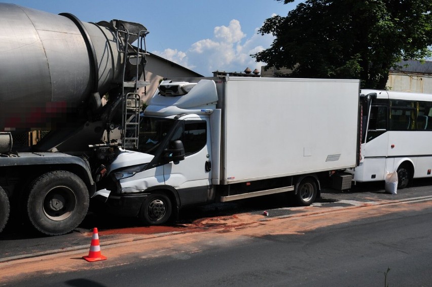 Zderzenie betoniarki, samochodu dostawczego i autobusu w Jaśle