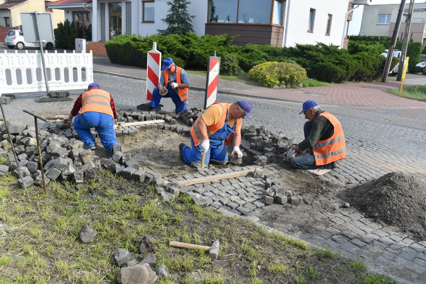 Naprawiają bruk na Święciechowskiej w Lesznie