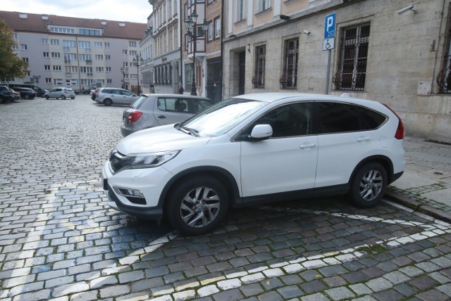 Parkowanie na miejscu dla niepełnosprawnych to powszechne zjawisko również w Szczecinie