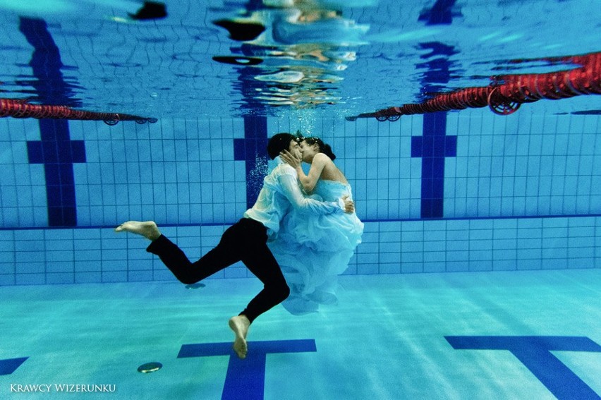 Ślubna sesja fotograficzna pod wodą w basenie w Gniewinie