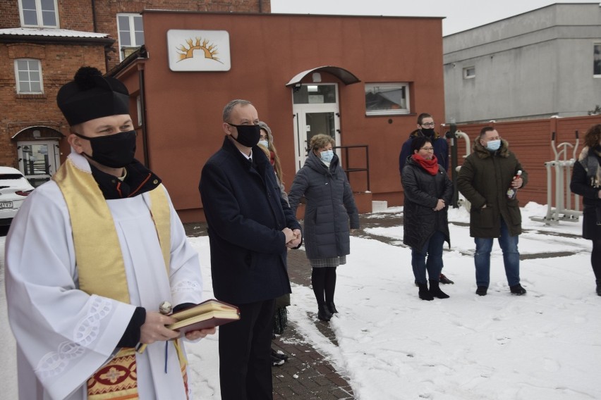 Uroczyste przekazanie nowego wozu odbyło się na placu przed...