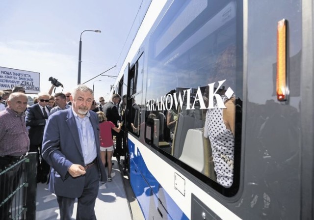 Trzy linie tramwajowe będą kursować po estakadzie Lipska - Wielicka. Wczoraj na jej uroczystym  otwarciu pocił się też prezydent Jacek Majchrowski. Na trasie linii "50" jeździł nowy "Krakowiak"