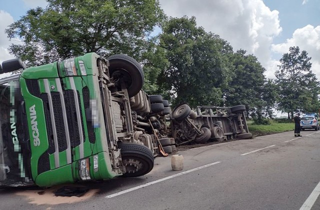 Przewrócona ciężarówka przewożąca drewno na kilka godzin zablokowała przejazd trasą Kwidzyn - Gardeja