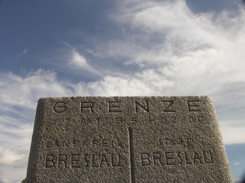 Kamień graniczny z Trestna po renowacji