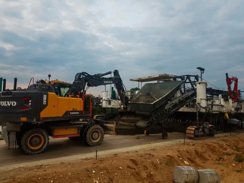 Ruszyły prace na obwodnicy autostradowej Częstochowy. Kładą już betonową nawierzchnię