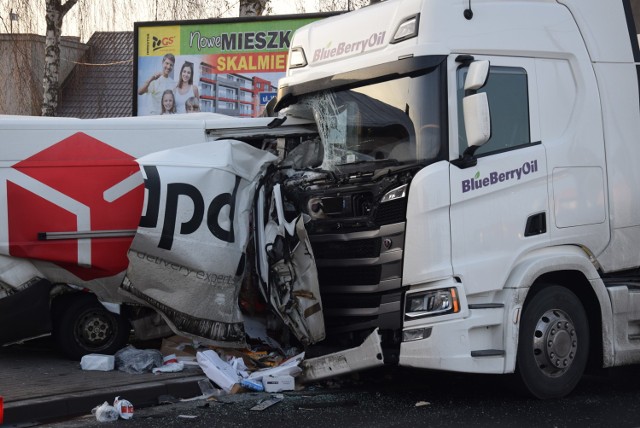 Wypadek w Nowych Skalmierzycach. Zderzenie busa z ciężarową cysterną