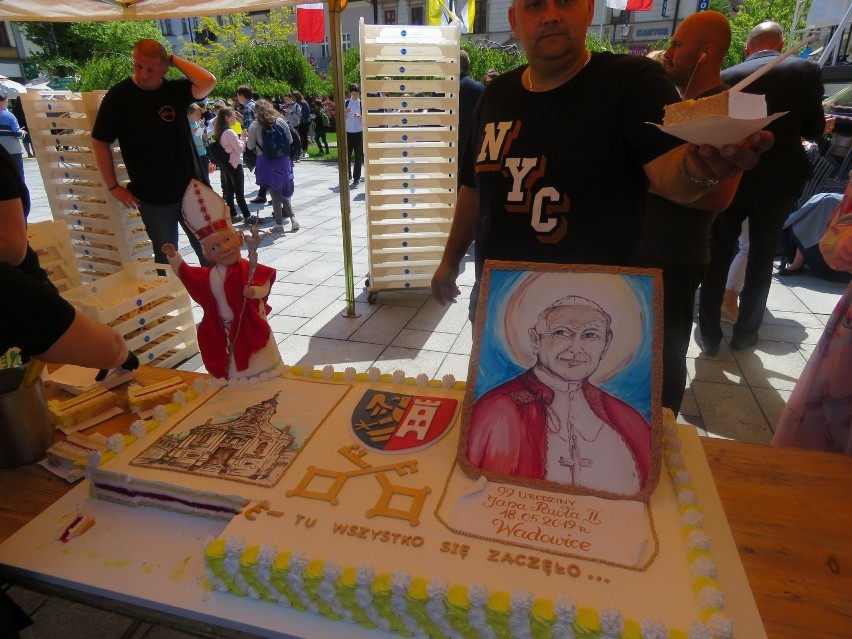 99. rocznica urodzin Jana Pawła II. Tort papieski na...