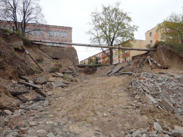 Wielka dziura w skarpie na ulicy Polnej mogła być wynikiem działań w 1978 roku.