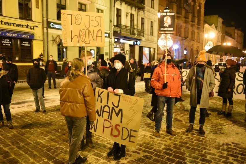 Kilkaset osób wzięło w czwartek wieczorem udział w Toruniu w...