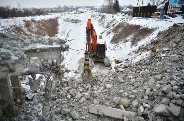 Od 30 stycznia wiadukt na ulicy Kozienickiej w Radomiu jest zamknięty. Ruszyły prace rozbi&oacute;rkowe wiaduktu. Konstrukcja ma zostać całkowicie zburzona, a w jej miejsce w trzecim kwartale tego roku ma stanąć nowy, szerszy wiadukt. Kierowcy do tego czasu będą musieli jeździć objazdami. Prace prowadzone są w związku z modernizacją linii kolejowej Warszawa-Radom.