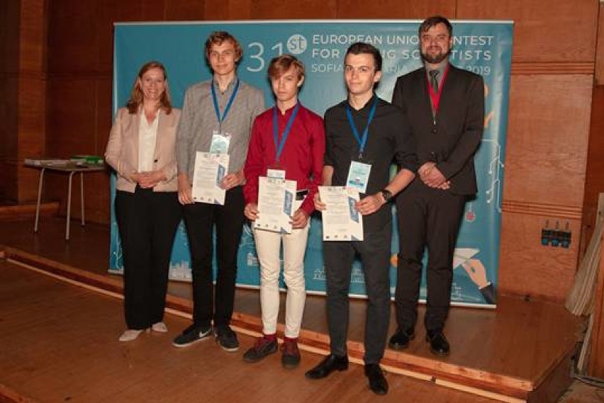 Konkurs Unii Europejskiej dla młodych naukowców w Sofii. Trzyosobowy zespół z III Liceum Ogólnokształcącego w Gdyni z nagrodą specjalną