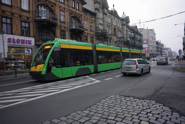 Od 1 czerwca rozpoczną się prace remontowe torowiska na ulicy Dąbrowskiego w Poznaniu między ulicami Żeromskiego oraz Kraszewskiego. Oznacza to, że tramwaje nie będą kursować na tym odcinku trasy. Zarząd Transportu Miejskiego przygotował kilka istotnych zmian dla pasażerów komunikacji miejskiej.
