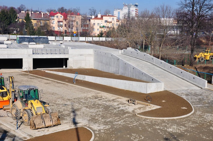 Buduje się nowy parking pod Mostem Zamkowym w Rzeszowie