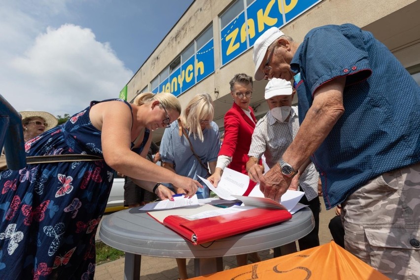 W czwartek (15.07) na Kapuściskach bydgoszczanie podpisywali...