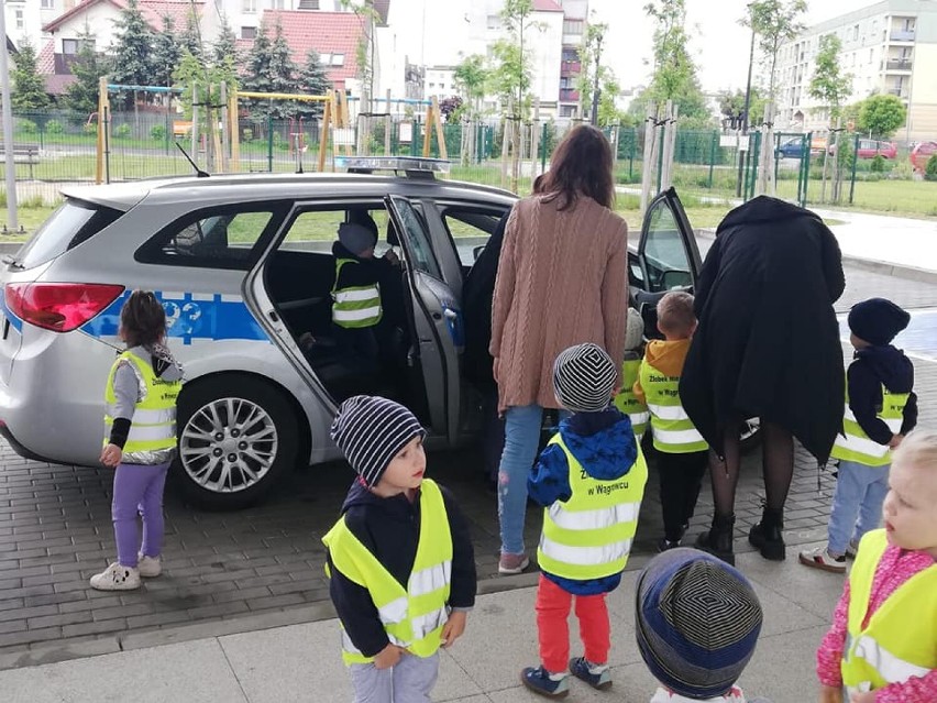 Dzień dziecka 2021. Policjanci z Wągrowca odwiedzili dzieci ze żłobka 