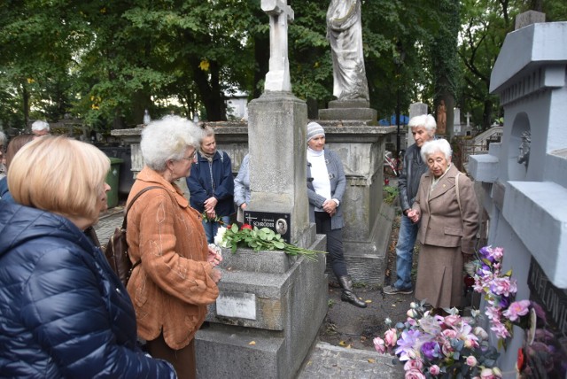 Podczas spaceru po Starym Cmentarzu przywołano pamięć o kobietach, które w 1940 i 1941 roku wyruszyły z tarnowskiego więzienia do KL Ravensbrück. Na grobach więźniarek złożono róże i zapalono znicze