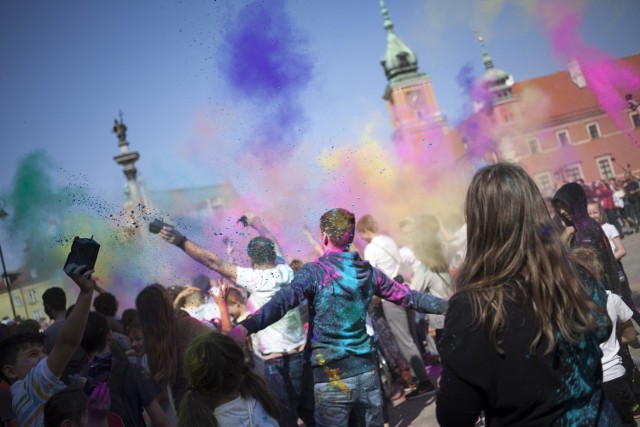 Holi Color Flashmob. Plac Zamkowy skąpany w kolorowym proszku [ZDJĘCIA]