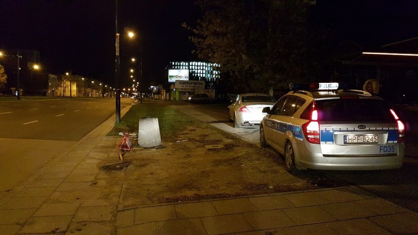 Wypadek na al. Piłsudskiego w Łodzi. Samochód wjechał na przystanek MPK [ZDJĘCIA]