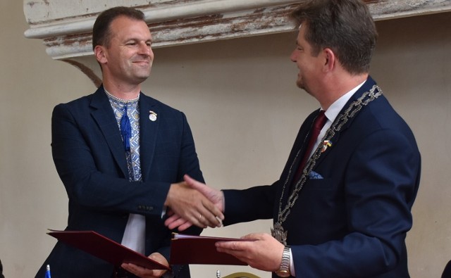 Marek Charzewski, burmistrz Malborka, i Igor Palonka, burmistrz Włodzimierza w Ukrainie wymieniają się podpisanymi umowami o współpracy miast.