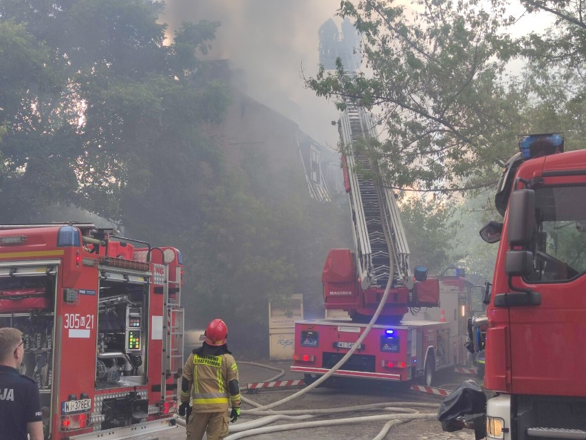 Pożar w Warszawie. Pali się opuszczona kamienica przy ul. Goclawskiej na Kamionku